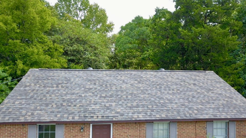 Finished roof on a brick ranch home